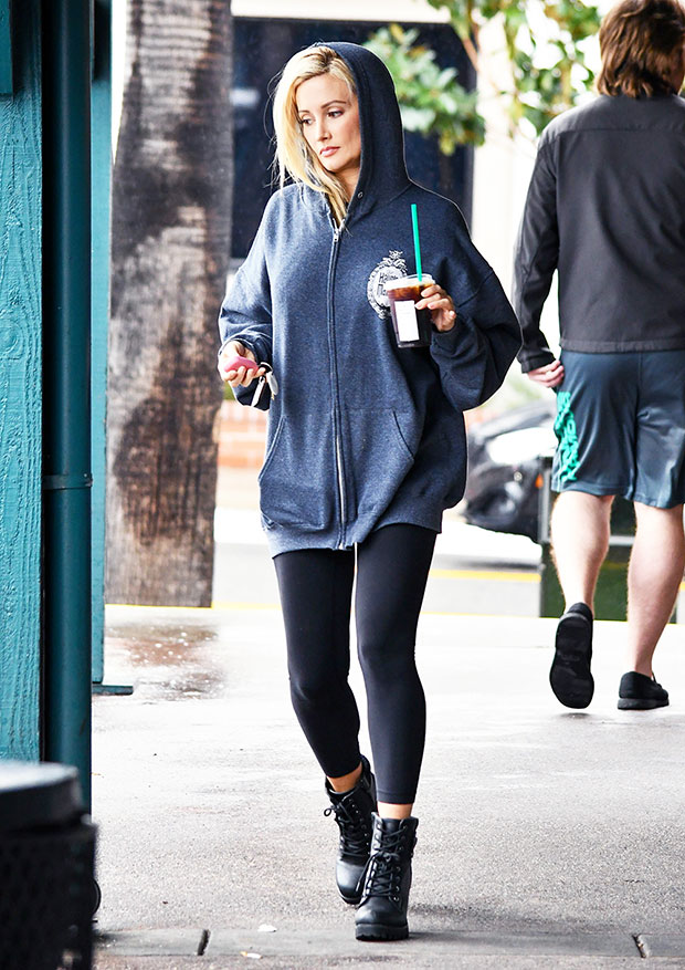 Celebrities Wearing Comfy Leggings & Sweatshirts: See Photos