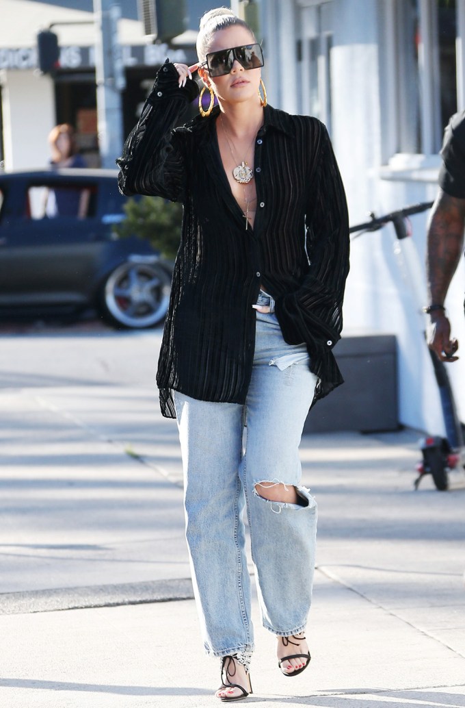 Khloe Kardashian In Baggy Denim Jeans