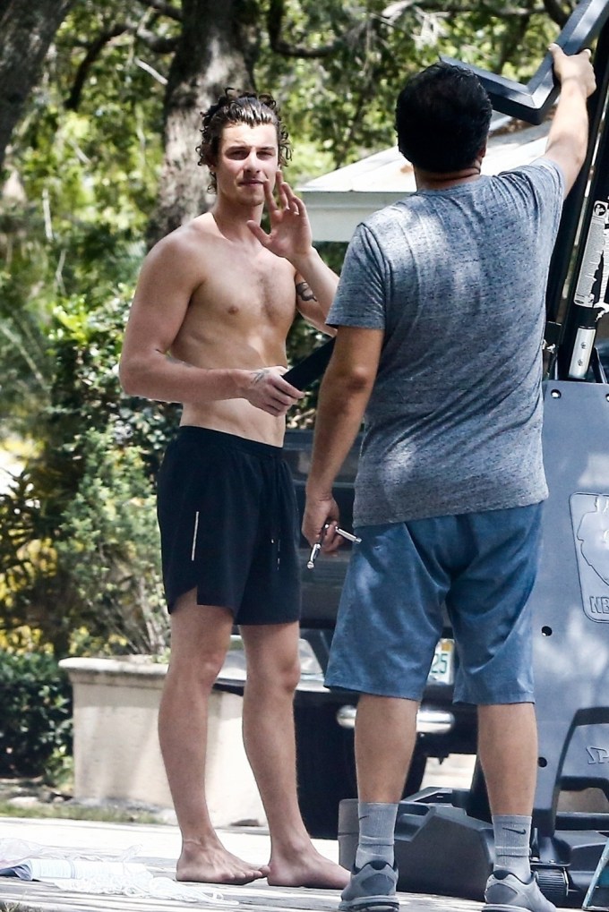 Shawn Mendes went shirtless with bare feet & wet hair in Miami
