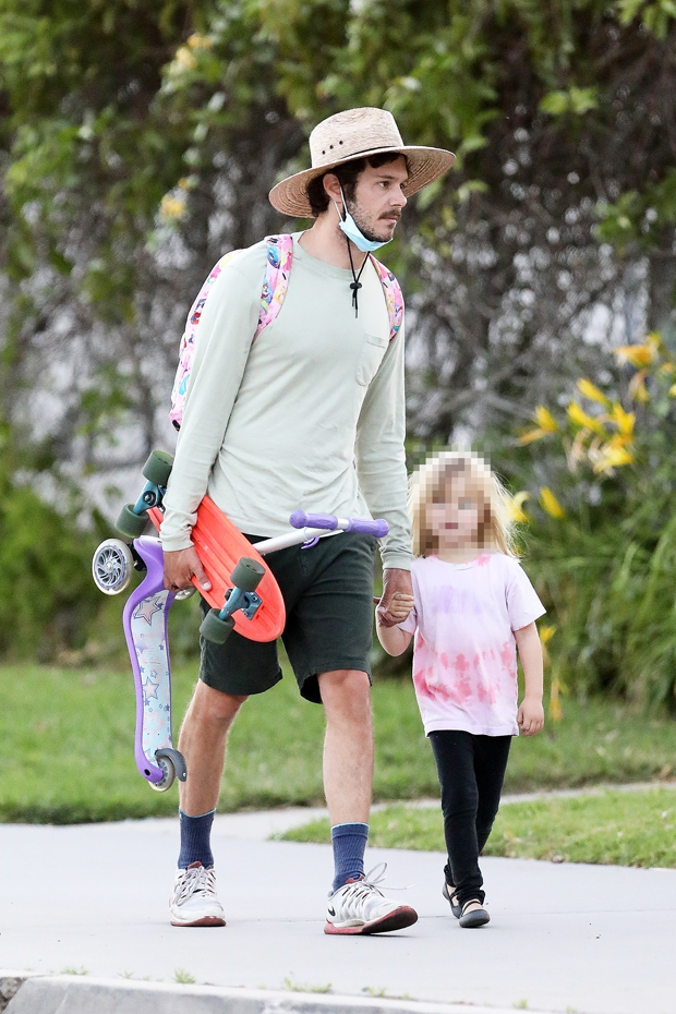 dekorere hø Tæl op Adam Brody & Daughter Skateboarding: Spends The Day With Adorable Arlo –  Hollywood Life