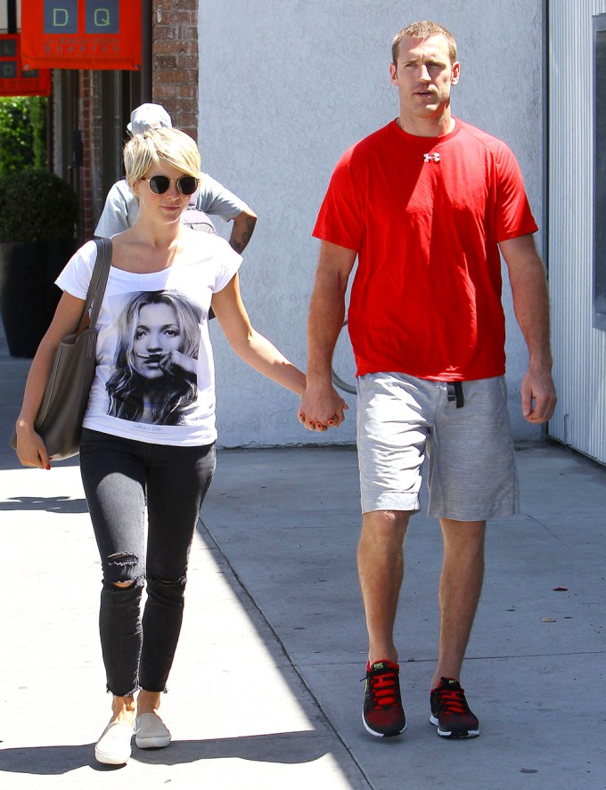 Julianne Hough and Brooks Laich walking together