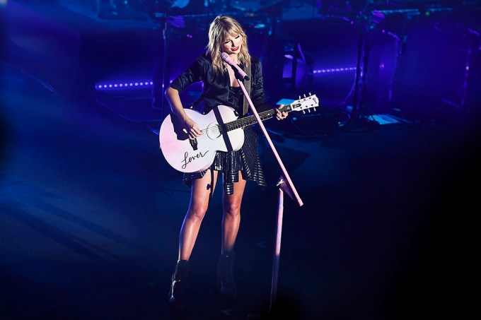 Taylor Swift Performing In Paris