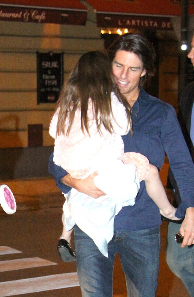 Tom Cruise carries daughter Suri in Prague