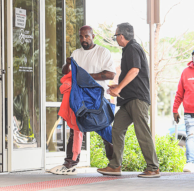 Forord Sway kombination Kanye West Visits Wyoming Hospital After Kim Kardashian Apology: Photos –  Hollywood Life