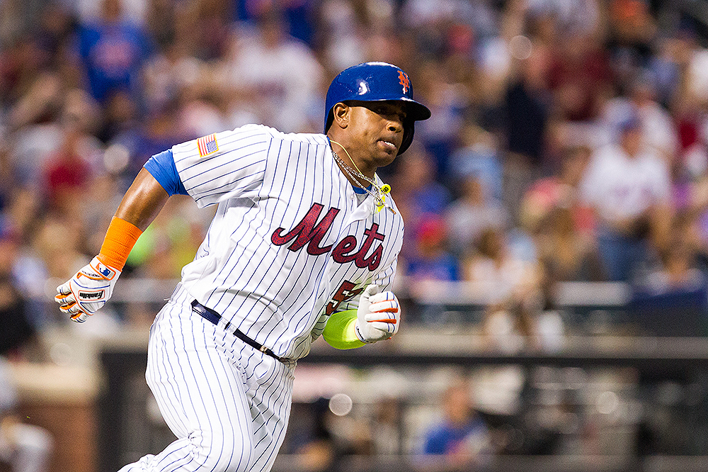 Oakland Athletics' Yoenis Cespedes high-fives Oakland Athletics' Josh  Fotografía de noticias - Getty Images