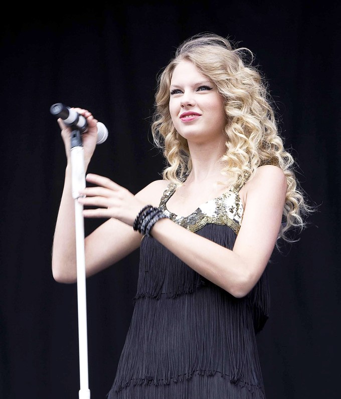 Taylor Swift Performing In 2009