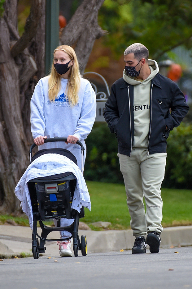 Sophie Turner Rocks Sweats While Out With Joe Jonas & Baby Willa –  Hollywood Life