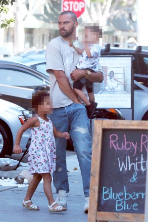 Los Angeles, CA - * EXCLUSIVE * - Actor Jesse Williams starts his weekend off with lunch with his two kids Sadie and Maceo in Los Angeles.  Jesse is working hard to get custody off his two kids after getting a divorce from Aryn Drake-Lee but has still found time to start dating actress Minka Kelly.  Pictured: Jesse Williams, Maceo Williams, Sadie Williams BACKGRID USA 21 JULY 2017 BYLINE MUST READ: SL / Terma / BACKGRID USA: +1 310 798 9111 / usasales@backgrid.com UK: +44 208 344 2007 / uksales@backgrid.com * UK Clients - Pictures Containing Children Please Pixelate Face Prior To Publication *