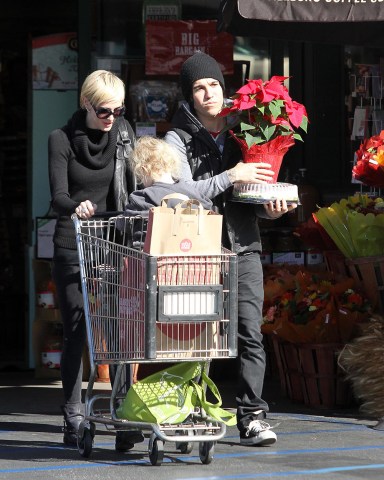 ©2010 RAMEY PHOTO 310-828-3445

Los Angeles, November 24th  2010

ASHLEE SIMPSON AND PETE WENTZ GROCERY SHOPPING.

RR (Mega Agency TagID: MEGAR105559_1.jpg) [Photo via Mega Agency]