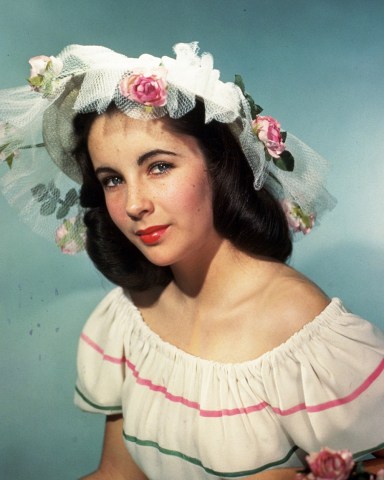 Editorial use onlyMandatory Credit: Photo by Snap/Shutterstock (390852iz)FILM STILLS OF 'CYNTHIA' WITH 1947, FLOWERS, HAT, ROBERT Z LEONARD, ELIZABETH TAYLOR, LIZ TAYLOR IN 1947VARIOUS