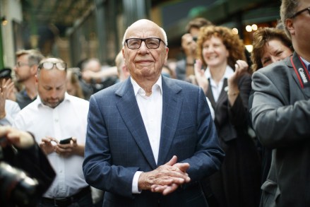 Propietario de News Corp UK, Rupert Murdoch asiste a la reapertura de Borough Market en Londres cuando reabre Borough Market reabre después del ataque terrorista, Londres, Reino Unido - 14 Jun 2017
