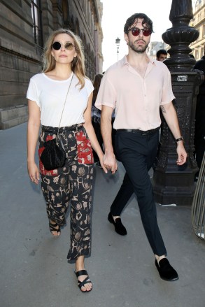 Elizabeth Olsen dan Robbie Arnett Elizabeth Olsen jalan-jalan, Haute Couture Fashion Week, Paris, Prancis - 03 Jul 2017