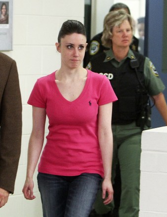 केसी एंथोनी 17 जुलाई, 2011 को ऑरलैंडो, फ्लोरिडा में 12:08 पूर्वाह्न पर रिहा होने के बाद ऑरेंज काउंटी जेल से बाहर निकलता है।  एंथोनी को अपनी बेटी केली की मौत के मामले में बरी कर दिया गया था।  केसी एंथोनी ऑरलैंडो, फ्लोरिडा, संयुक्त राज्य अमेरिका में जेल से रिहा - 17 जुलाई, 2011