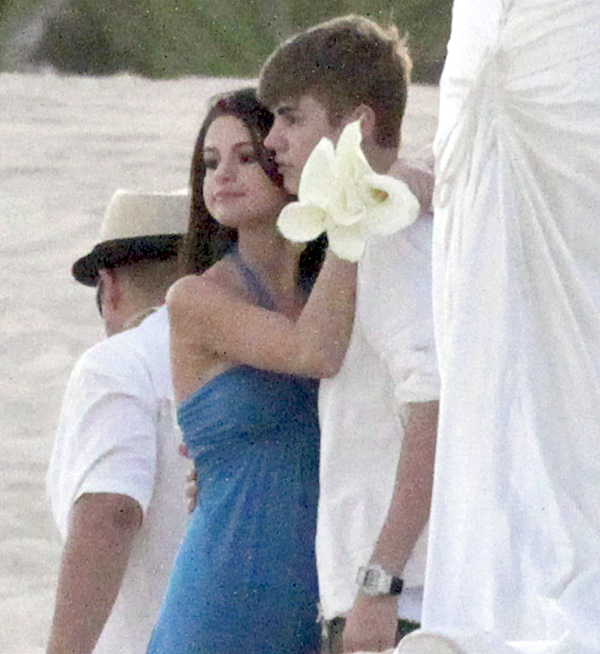 Justin Bieber Gives Selena Gomez A Pre Engagement Ring New Report Hollywood Life