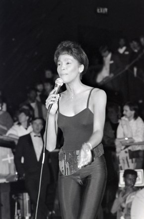 Співачка Вітні Х'юстон (19) Дебютний виступ у Великій Британії співачки Вітні Х'юстон, театр Hippodrome, Лондон, Великобританія - 1983