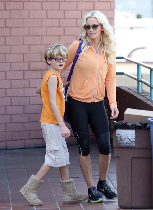 Interview Jenny Mccarthy Blames Autistic Son Evan S Therapy On Jim Carrey Hollywood Life