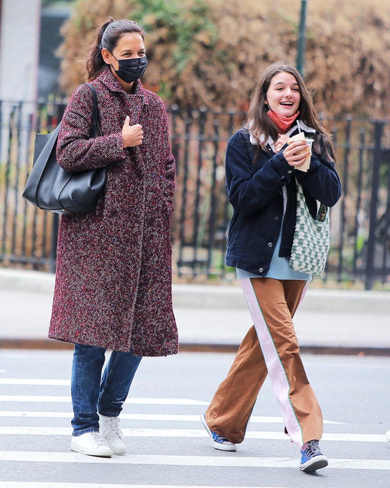 Katie Holmes And Suri Cruise Look Like Twins While Heading On Getaway Hollywood Life 