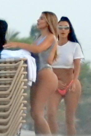 Miami Beach, FL - *EXCLUSIVE* Kim Kardashian does a bikini photo shoot on the beach in Florida with her best friend Larsa Pippen.  The group seemed startled when they noticed the paparazzi and quickly took cover and left the beach with their photographer.  Pictured: Kim Kardashian, Larsa Pippen BACKGRID USA AUGUST 16, 2018 BYLINE MUST READ: DAME / BACKGRID USA: +1 310 798 9111 / usasales@backgrid.com UK: +44 208 344 2007 / uksales@backgrid.com * UK Clients - Pictures Containing Children Pixelate the face before publication*
