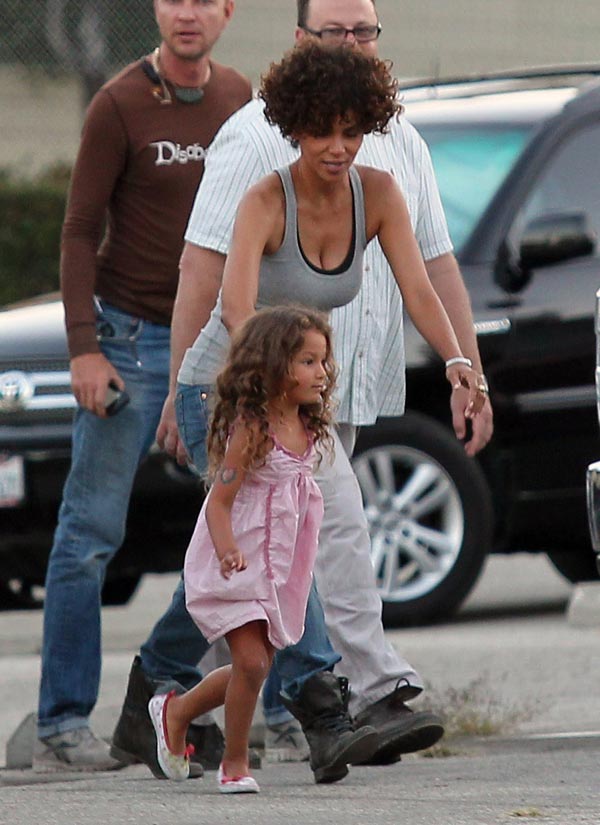 Halle Berry S Custody Battle Moving To Paris With Daughter Is Irresponsible Hollywood Life