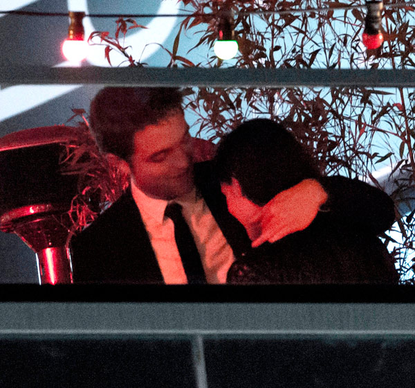 Robert Pattinson And Kristen Stewart Kissing — Caught Making Out