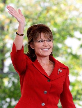 Sarah Palin Former Republican vice presidential candidate and Alaska Gov. Sarah Palin waves to supporters before addressing a Tea Partly Express Rally in Manchester, N.H. Palin's husband Todd, released a statement, responding to Joe McGinniss' "The Rogue: Searching for the Real Sarah Palin," as "disgusting lies, innuendo and smears" as the former Alaska governor's camp sought to discredit a racy biography that includes allegations of infidelity and drug use
Palin-Book, Manchester, USA