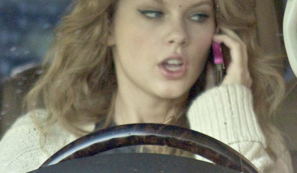 Taylor Swift Texting Harry Styles