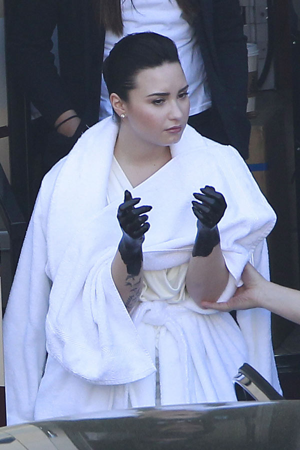 Demi Lovato Films ‘heart Attack’ Video — Pop Star Covered In Sexy Black