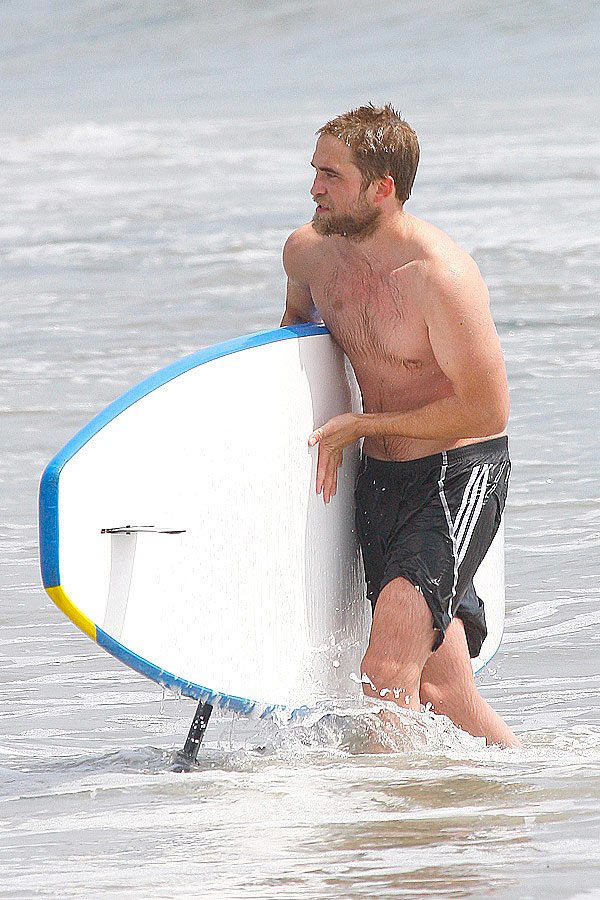 Robert Pattinson: Shirtless Paddleboarding!: Photo 2644765 