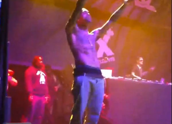 [pic] Chris Brown Shirtless — Singer Has Surprise Nyc Performance Hollywood Life