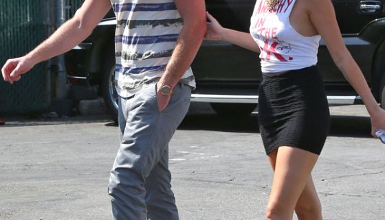 Liam Hemsworth Miley Cyrus Postpone Wedding