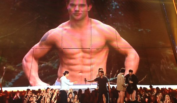 Taylor Lautner Wins Best Shirtless