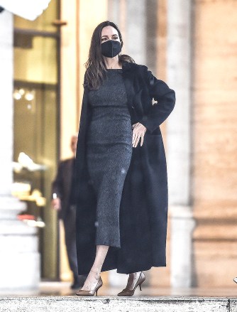EXCLUSIVE: Angelina Jolie goes location scouting in Rome under heavy rain. 30 Mar 2022 Pictured: Angelina Jolie. Photo credit: MEGA TheMegaAgency.com +1 888 505 6342 (Mega Agency TagID: MEGA843247_002.jpg) [Photo via Mega Agency]
