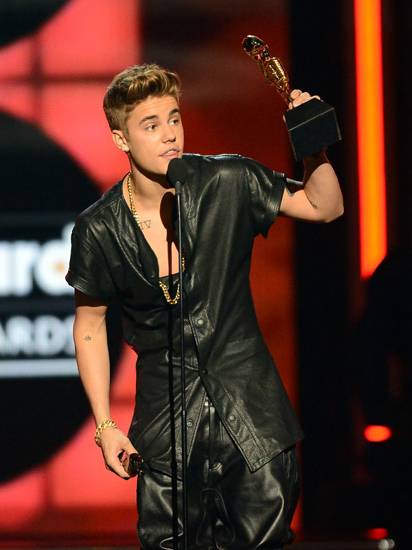 Justin Bieber Wins Milestone Award At 2013 Billboard Awards — Disses ...