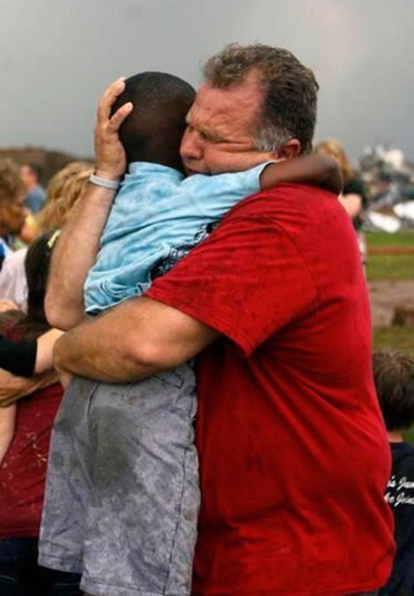 Teacher Saves Students From Tornado — Uses Body As A Shield Hollywood(00)