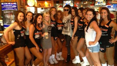 [PIC] Selena Gomez At Hooters — Singer Poses With Sexy Waitresses ...
