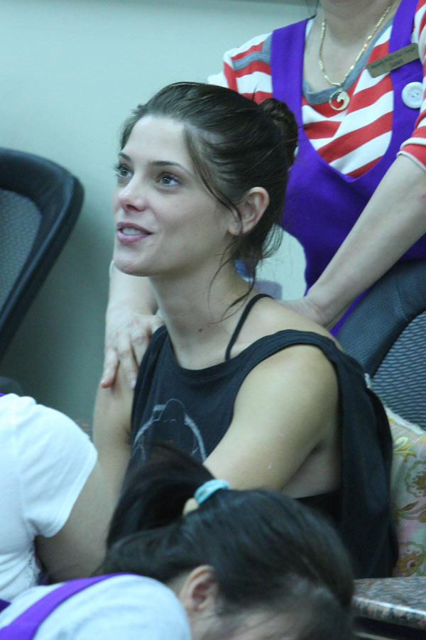 Ashley Greene Without Makeup — Star Goes Bare-Faced In ...