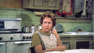 Jean Stapleton Dies