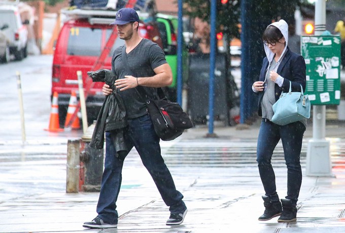 Jennifer Love Hewitt braves the rain in SoHo
