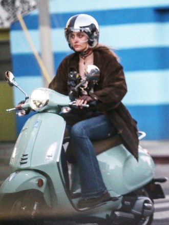 Santa Monica, CA - *EXCLUSIVE* - Paris Jackson rides in style as she steps onto her Vespa to meet a friend for lunch at the Urth Cafe in Santa Monica.  Photo: Paris Jackson BACKGRID USA AUGUST 6, 2022 MUST READ: BACKGRID USA: +1 310 798 9111 / usasales@backgrid.com UK: +44 208 344 2007 / uksales@backgrid.com * UK Customers - Photos With Children Please focus on faces Before publishing *