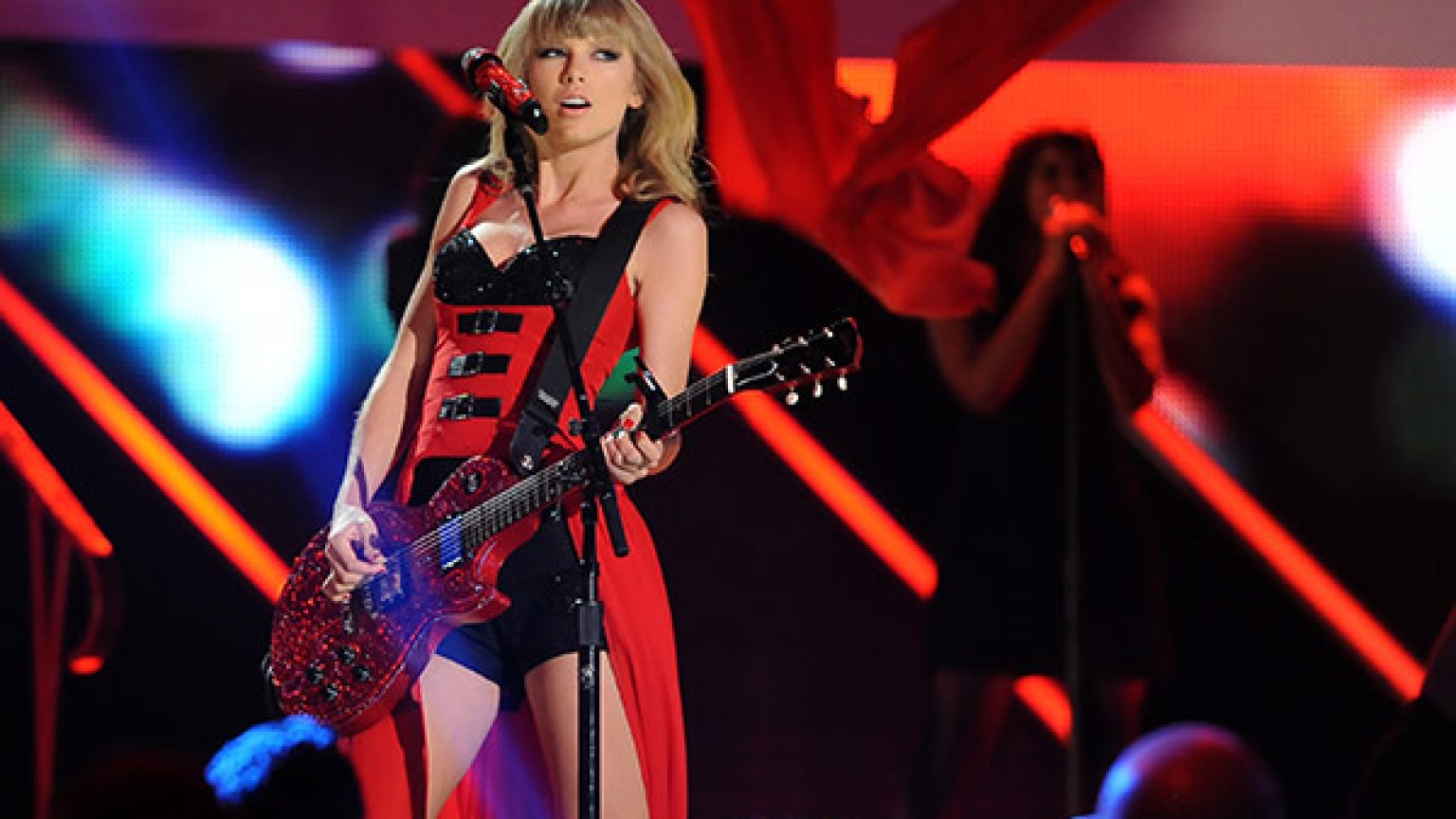 Video Taylor Swifts Performance Cmt Awards 2013 — Sexy Singing ‘red Hollywood Life 