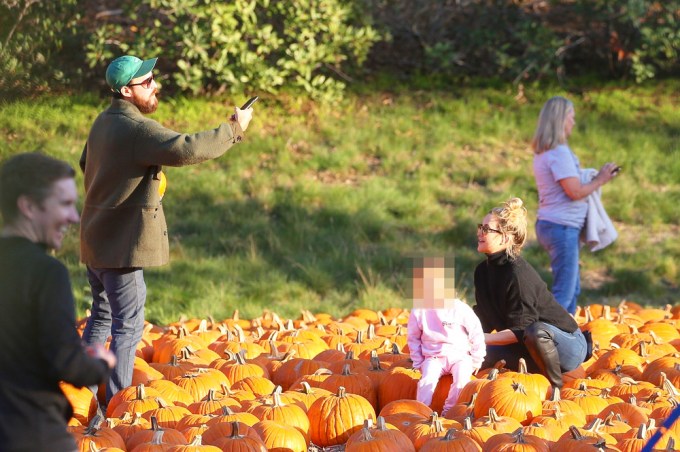Kate Hudson brings her kids to a pumpkin patch