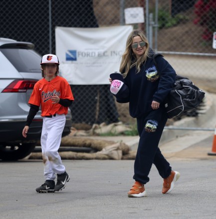 Los Angeles, CA  - *EXCLUSIVE*  - Kate Hudson does the heavy lifting as she carries her son Bing's baseball bag full of bats and gear. Kate was leaving Bing's game and luckily her fiance Danny Fujikawa offered to help take the bag off her shoulder.Pictured: Kate Hudson, Danny Fujikawa BACKGRID USA 2 APRIL 2022 BYLINE MUST READ: BACKGRIDUSA: +1 310 798 9111 / usasales@backgrid.comUK: +44 208 344 2007 / uksales@backgrid.com*UK Clients - Pictures Containing ChildrenPlease Pixelate Face Prior To Publication*