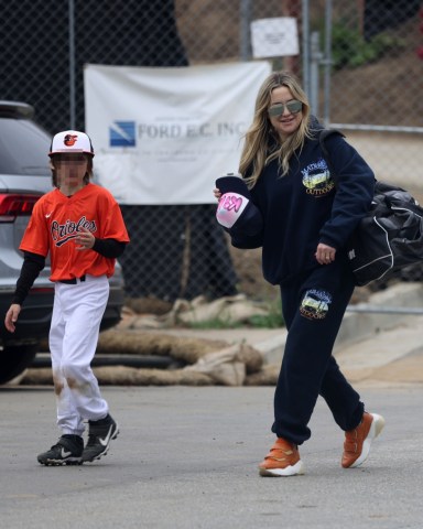 Los Angeles, CA  - *EXCLUSIVE*  - Kate Hudson does the heavy lifting as she carries her son Bing's baseball bag full of bats and gear. Kate was leaving Bing's game and luckily her fiance Danny Fujikawa offered to help take the bag off her shoulder.  Pictured: Kate Hudson, Danny Fujikawa   BACKGRID USA 2 APRIL 2022   BYLINE MUST READ: BACKGRID  USA: +1 310 798 9111 / usasales@backgrid.com  UK: +44 208 344 2007 / uksales@backgrid.com  *UK Clients - Pictures Containing Children Please Pixelate Face Prior To Publication*