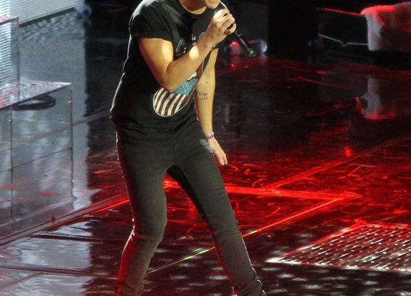 [VIDEO] Harry Styles Throws Up On Stage — 1D Star Pukes In Concert ...