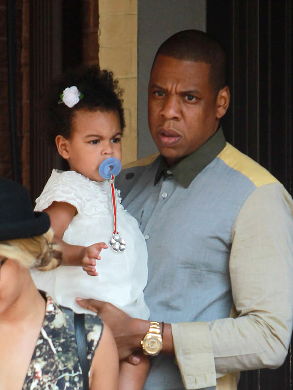 Pic Jay Z Cradles Blue Ivy In Toronto Father Daughter Look Alike Hollywood Life