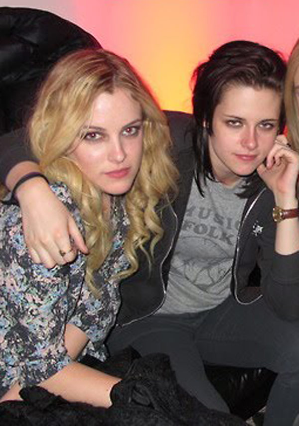 [PICS] Riley Keough & Kristen Stewart In ‘The Runaways’ — RPatz Love ...