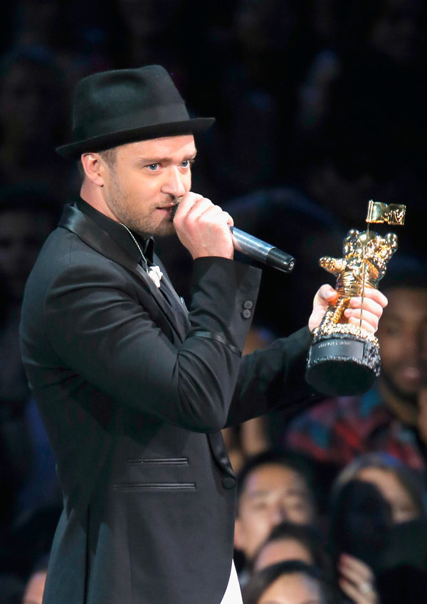 Justin Timberlake Wins Michael Jackson Video Vanguard Award Performs Medley Of Hits Hollywood Life