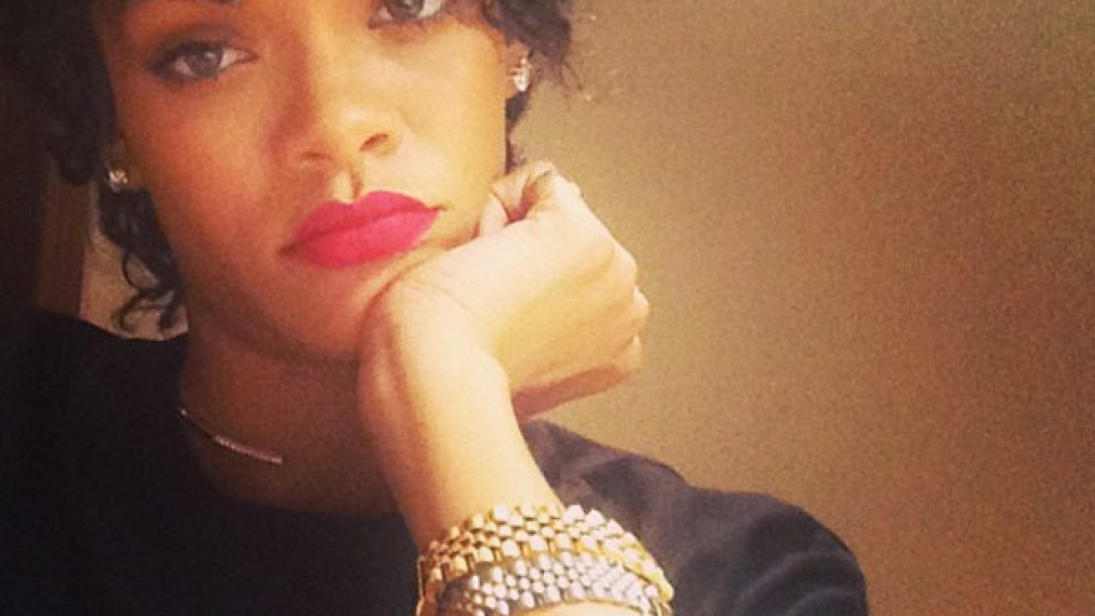 Rihanna’s Curly Hair — Debuts Short Hair Makeover With Red Lipstick ...