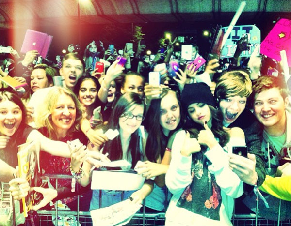 Selena-Gomez-Poses-with-Fans-gallery-11