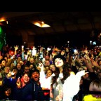 Selena-Gomez-Poses-with-Fans-gallery-12